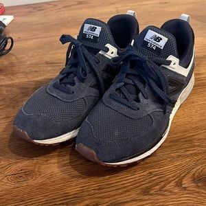 New Balance tennis shoes